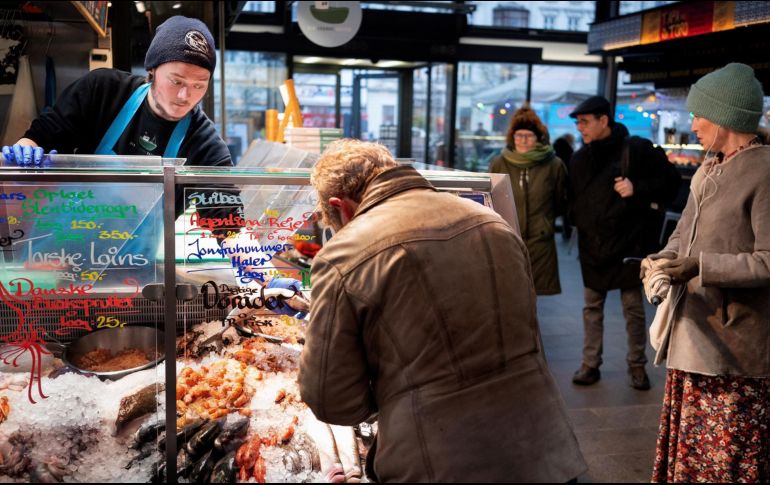 Desde hoy ya no es obligación usar cubrebocas en lugares cerrados, han desaparecido las restricciones en la restauración, la vida cultural y social y reabren las discotecas. EFE / L. Sabroe