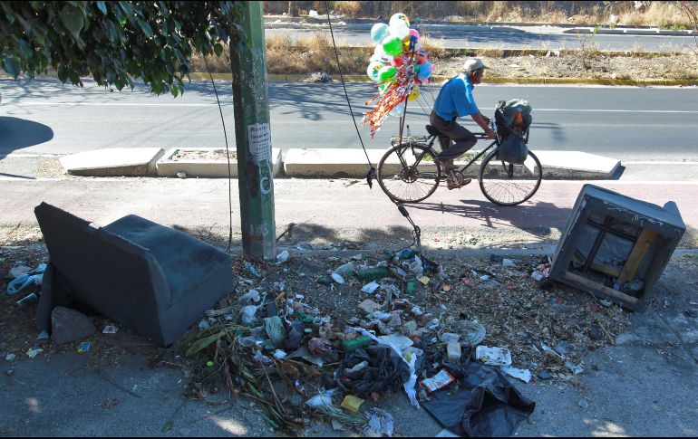 En el camellón de avenida Patria que va de Río Nilo a Santa Rosalía es común que las personas se encuentren con basura a su paso. EL INFORMADOR/A. Camacho