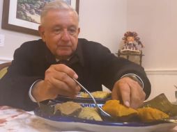En el video, grabado por su esposa Beatriz Gutiérrez Müller, se observa a AMLO listo para desayunar tamales tabasqueños, como los chanchamitos y los hechos con chipilín. FACEBOOK / Andrés Manuel López Obrador