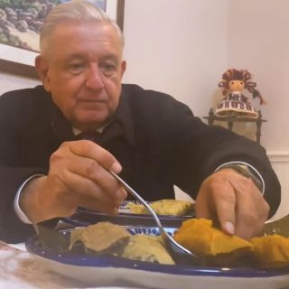Día de la Candelaria: AMLO celebra comiendo tamales tabasqueños