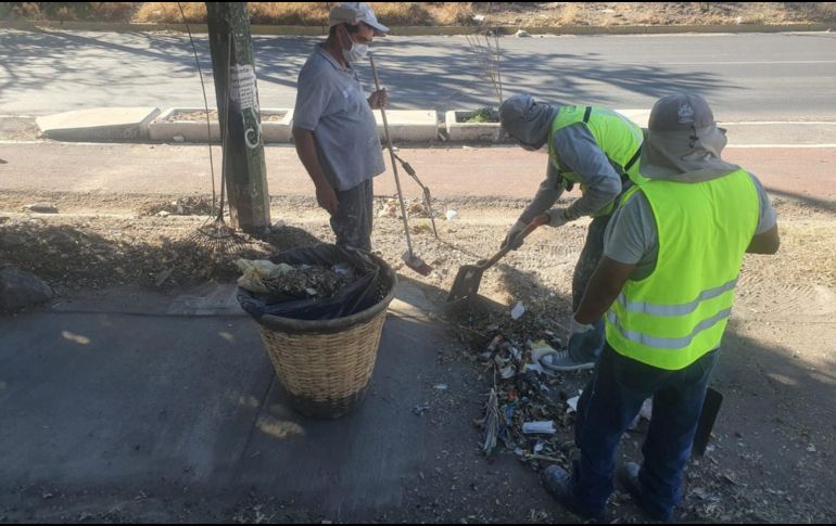 Desde temprana hora, el Ayuntamiento de Guadalajara se puso en acción para limpiar el espacio que les corresponde. EL INFORMADOR/G. Gallo