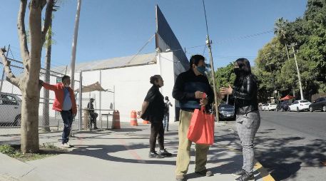 “Nosotros ayudamos a la gente para que les paguen su dinero cuando la despiden... No robamos”, dijo una mujer que ofrece sus servicios en la zona desde hace una década. EL INFORMADOR/A. Camacho