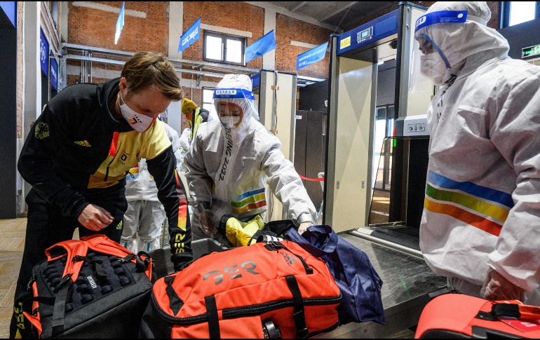 Los seis casos positivos se diagnosticaron tras las pruebas PCR realizadas por las autoridades chinas en el aeropuerto de la capital. AFP / A. Wallace