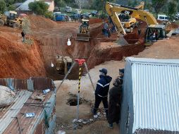Rayan cayó accidentalmente en un pozo de 32 metros de profundidad, estrecho y de difícil acceso, excavado en las inmediaciones de su casa. AFP