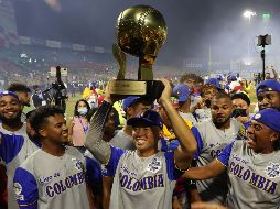 Tsung Cheng Chen levanta el trofeo de campeones. EFE/O. Barría
