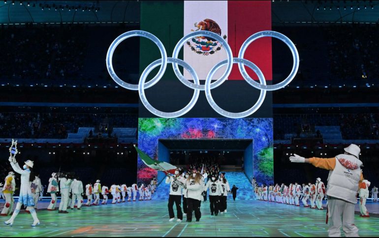 Vestidos con uniformes de variados colores y con cubrebocas que recuerdan que los Juegos serán en plena pandemia, los atletas desfilaron en el popularmente conocido como 