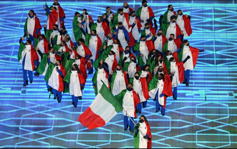 Los deportistas intentaron convertir el desfile en la misma fiesta que recordaban de anteriores Juegos de invierno. AFP / J. Samad