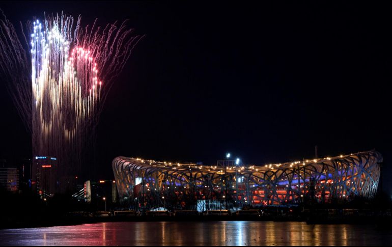 Una vista general de los fuegos artificiales con la forma de los Anillos Olímpicos iluminando el cielo sobre el Estadio Nacional, conocido como el Nido de Pájaro. AFP / S. Bozoón