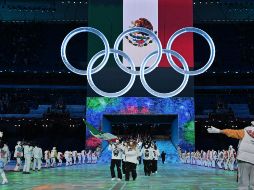 Vestidos con uniformes de variados colores y con cubrebocas que recuerdan que los Juegos serán en plena pandemia, los atletas desfilaron en el popularmente conocido como 