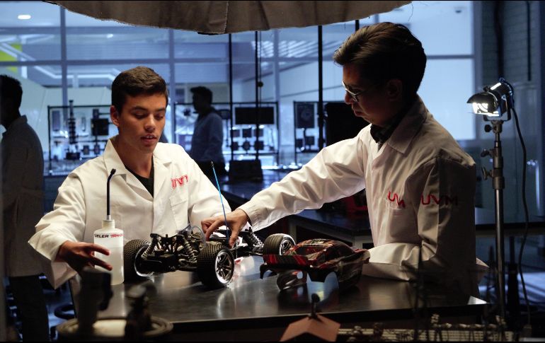 por profesionales capaces de asumir nuevos retos y caminar hacia el futuro con certeza. ESPECIAL