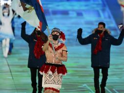 Nathan Crumpton, desfiló con el torso desnudo y vestido con la indumentaria tradicional de su país. AFP / M. Vatsyayana