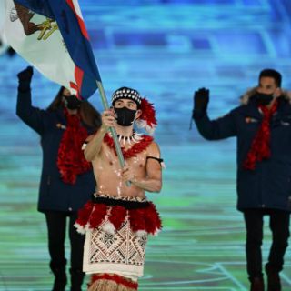 El abanderado que desfiló sin camisa Beijing 2022 y no es Pita Taufatofua