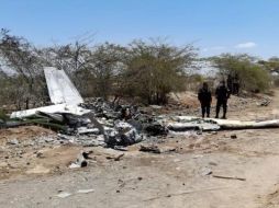 Unidades de los bomberos voluntarios y agentes de la Policía Nacional llegaron hasta el lugar para apagar el incendio de los restos de la aeronave. EFE / TV Nasca