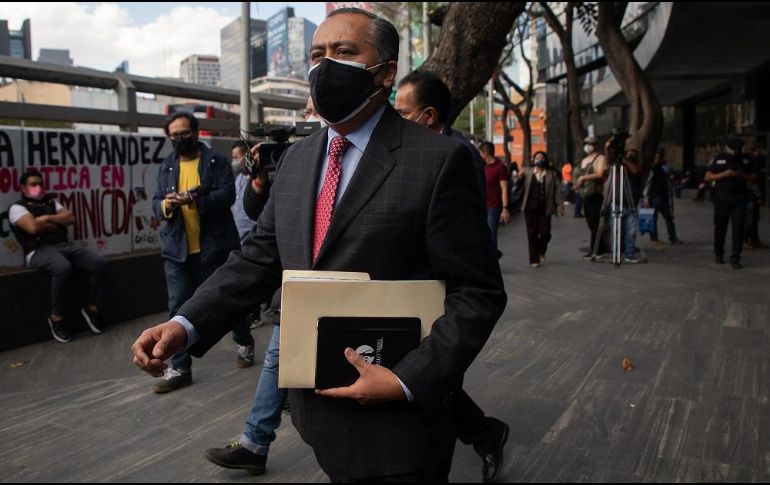 El abogado de familiares de fallecidos por COVID-19, Enrique Montero, a su salida de la Fiscalía General de la República. EFE/I. Esquivel