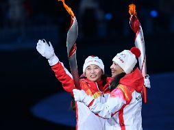 Dos atletas de la etnia uigur portaron la antorcha de los Juegos en la ceremonia de apertura. XINHUA/L. Ga