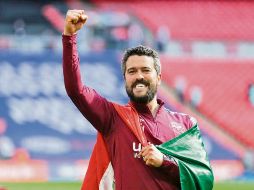 Cueva logró como auxiliar técnico el ascenso a la Liga Premier con el Brentford en Inglaterra. ESPECIAL