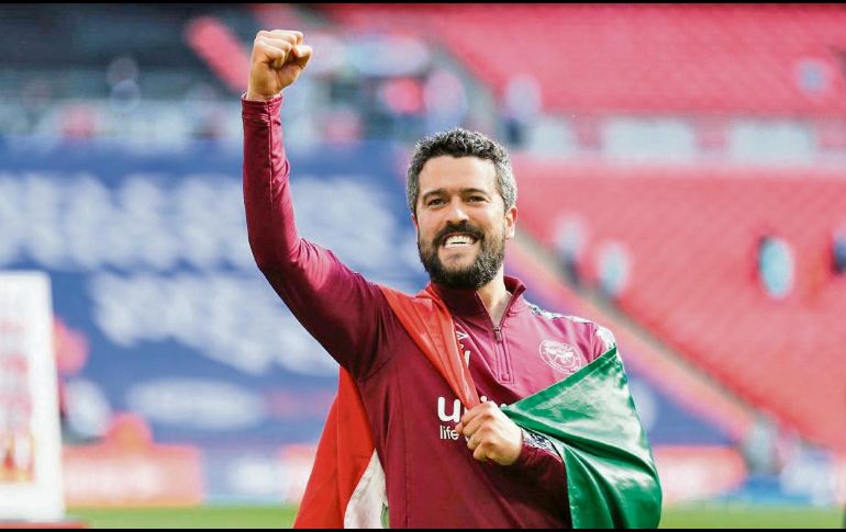 Cueva logró como auxiliar técnico el ascenso a la Liga Premier con el Brentford en Inglaterra. ESPECIAL