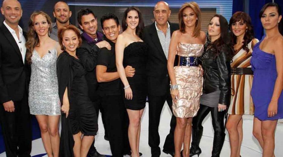 20 años no son nada. Los participantes, al lado de Adela Micha (cuarta de derecha a izquierda) y Pedro Torres (a su lado); conductora y productor de aquella edición. ESPECIAL