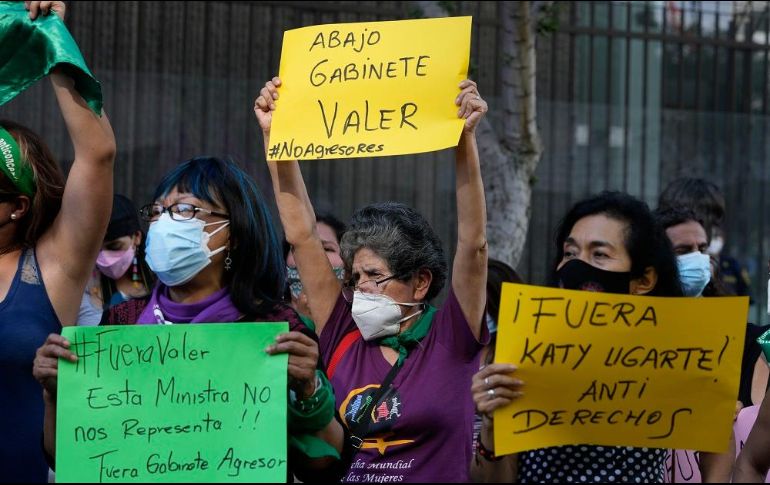 La prensa mostró denuncias policiales de 2016 contra Valer por violencia doméstica, lo que generó manifestaciones. AP/M. Mejía