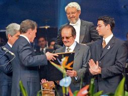 Guadalajara (2003). Durante la Gala del Mariachi en el Teatro Degollado, entregaron un reconocimiento a Rubén Fuentes (al centro). El Informador