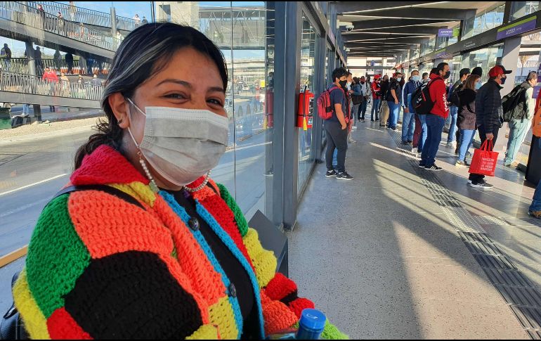 Sara Ortega es una de las pasajeras que ha visto los beneficios de la puesta en marcha del Peribús. Ella compartió que bajó su tiempo de traslado a la mitad. EL INFORMADOR/A. Navarro