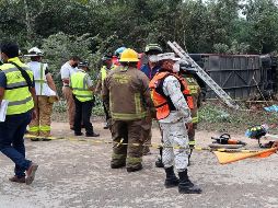 Debido a la gravedad del accidente, el número de fallecidos podría aumentar luego de que los cuerpos de rescate indicaron que hay varios cuerpos atrapados en el autobús. EFE / A. Cupul