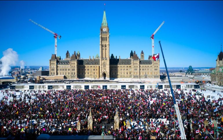 Una multitud de manifestantes se reunieron frente a Parliament Hill, en Ottawa, Canadá, el pasado 29 de enero, mientras protestan contra el gobierno del primer ministro canadiense Justin Trudeau. EFE / A. Pichette