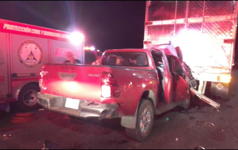 El accidente ocurrió a la altura del kilómetro 30 de la carretera Santa Rosa a La Barca la madrugada de este lunes. ESPECIAL / Protección Civil Jalisco