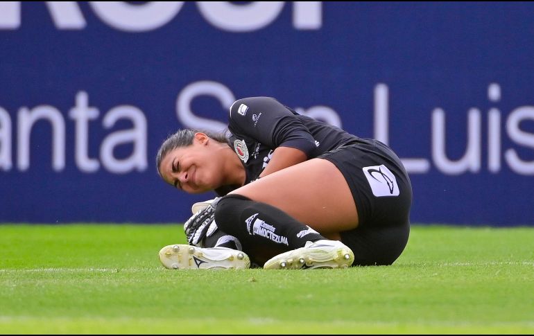 La portera del San Luis tenía controlado el balón cuando al intentar dar un paso atrás pisó mal y su rodilla y tobillo hicieron un movimiento brusco y espantoso que la hicieron caer al pasto. IMAGO7