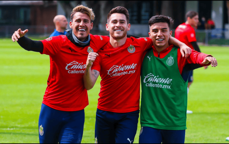 “Chicote” y “Canelo” pudieron entrenar con sus compañeros, donde se mostraron contentos con el mediocampista Fernando Beltrán. TWITTER / Chivas