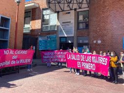Usuarios y personal de salud se manifestaron esta mañana afuera las instalaciones para pedir que se conserve esta unidad. EL INFORMADOR/E. Franco