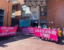 Usuarios y personal de salud se manifestaron esta mañana afuera las instalaciones para pedir que se conserve esta unidad. EL INFORMADOR/E. Franco