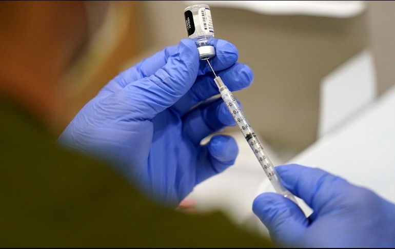 La FDA señaló que una dosis de refuerzo mejoró la protección contra el COVID grave y no se asoció con nuevos problemas de seguridad. AP / ARCHIVO