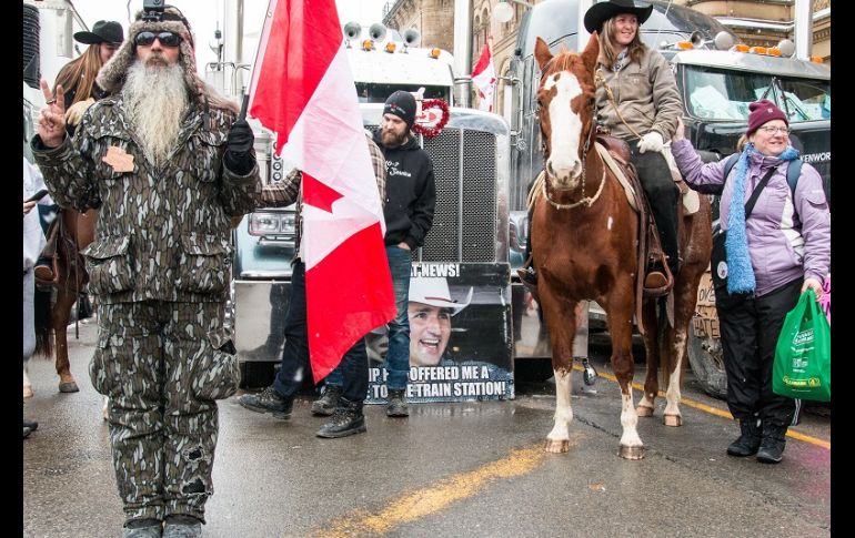 Más de un 60 % de los canadienses se opone a las protestas que mantienen desde hace 11 días el movimiento antivacunas en Ottawa. EFE/J. Rivas