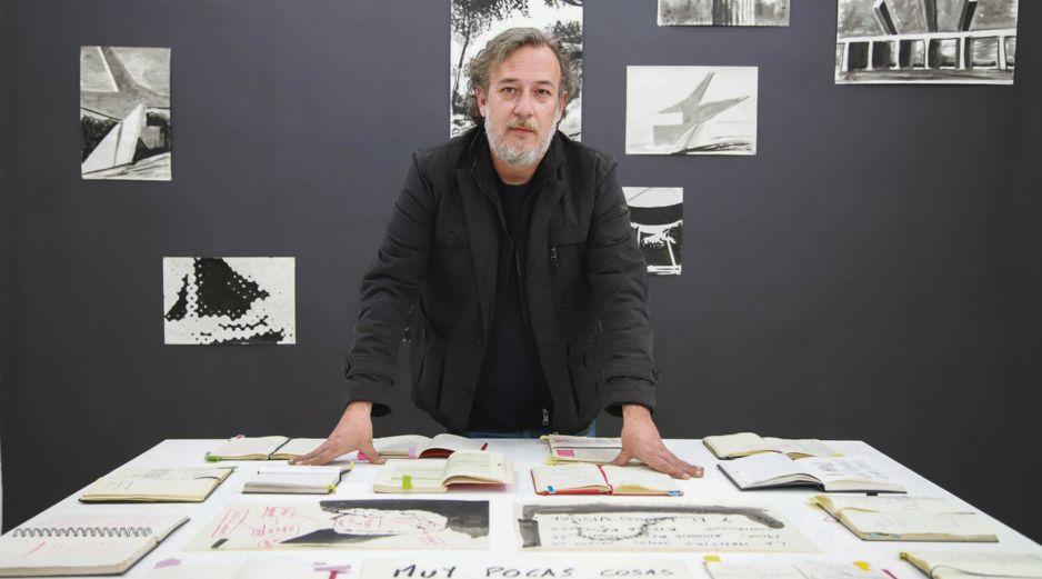 Enrique Hernández en la inauguración de su exposición 