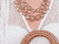 Trabajo artesanal. Set de bolso, collar cascada y brazalete de perlas. Cortesía