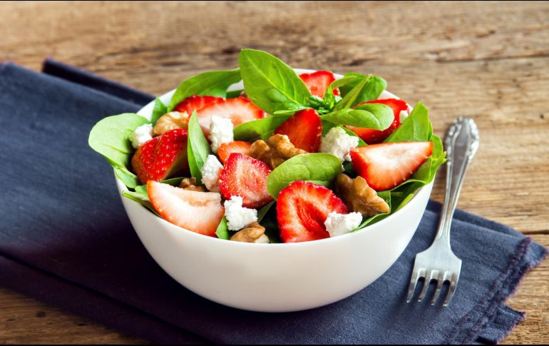 Ensalada de fresas y nueces. ISTOCK.