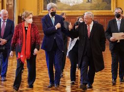 AMLO acompañó el mensaje con una fotografía en la aparece saludando con el puño a Kerry en Palacio Nacional. EFE/ Presidencia de México