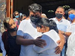 Los padres de Eduardo Salomón el día de su velorio. EL INFORMADOR / A. Navarro