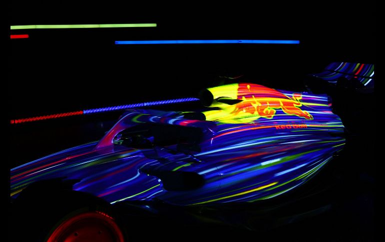 Aunque la presentación fue espectacular, el director de la escudería, Horner, advirtió que es probable que el auto se vea diferente al inicio de la temporada. AFP/ D. Istitene