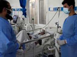 Los casos de coronavirus en todo el mundo cayeron 17% en la última semana, pero las muertes subieron 7%. AP/H. Malla