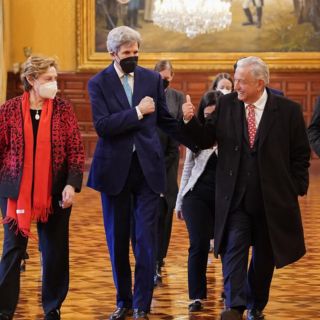 AMLO a John Kerry: Reforma eléctrica está a favor de energías limpias