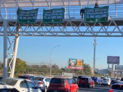 Las lonas se apreciaron en diversos puentes peatonales. EL INFORMADOR/E. Gómez