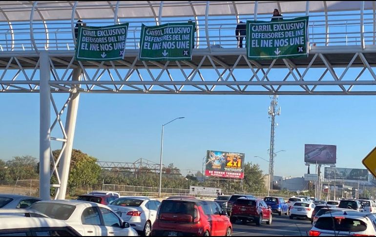 Las lonas se apreciaron en diversos puentes peatonales. EL INFORMADOR/E. Gómez