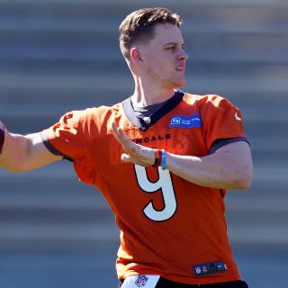 Joe Burrow es arropado por una leyenda