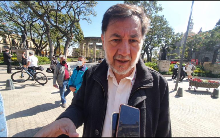 Debido a la falta de prensa, Noroña intercambió puntos de vista sobre la reforma eléctrica con los presentes en la Rotonda. EL INFORMADOR / A. Navarro