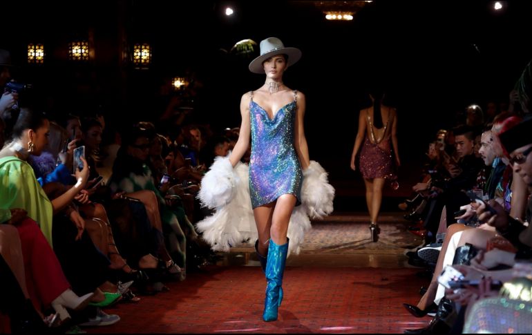 Modelo desfilando para la marca australiana Bronx and Banco en la Colección de Otoño 2022 durante la Semana de la Moda en Nueva York. EFE/J. SZENES