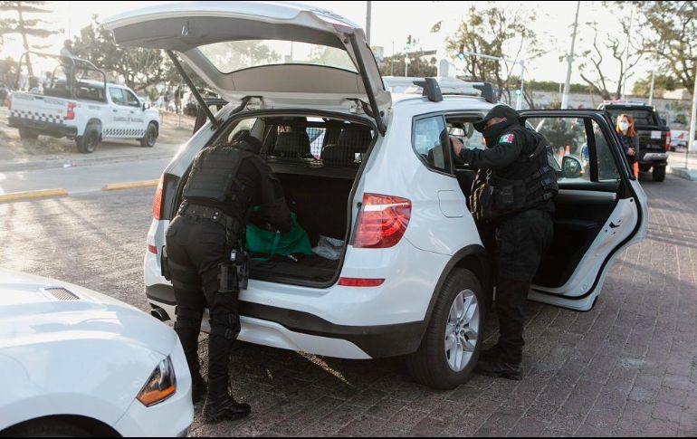 Mientras se realizó el operativo de una hora y media en Tabachines se complicaron las vialidades de Periférico Manuel Gómez Morín y avenida Tabachines. EL INFORMADOR/G. Gallo