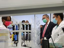 Tedros Adhanom Ghebreyesus, jefe de la OMS, visitó los laboratorios Afrigen, que fabricó la primera vacuna ARN mensajero contra el COVID-19 en África. AP/N. Engelbrecht
