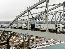 Traileros mantienen cerrado el puente internacional Ambassador con Estados Unidos. EFE/T. Maury